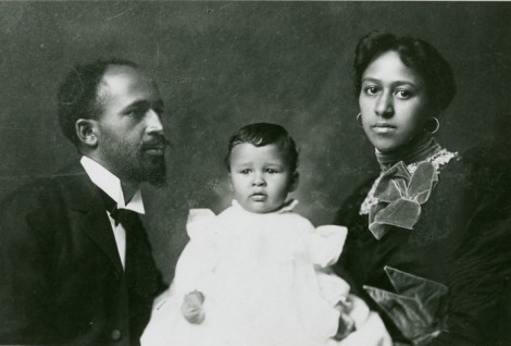 photo.W.E._B._DuBois_with_his_wife_Nina_and_daughter_Yolande_NYPL-470x318